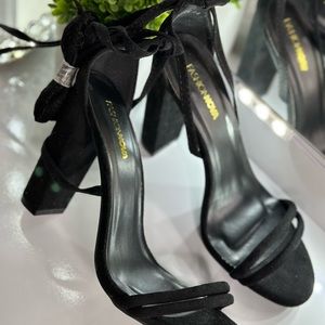 Black heels, Tie around string